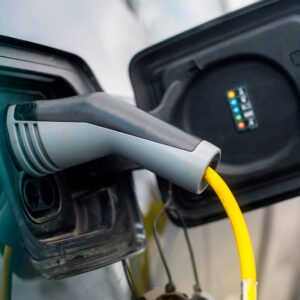 Saiba como a eletrificação na indústria de autopeças, altera demandas e cria novas oportunidades com tecnologias inovadoras.