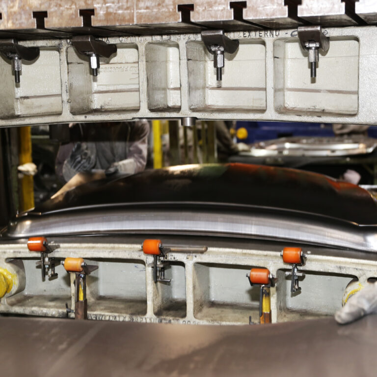 Descubra como são produzidas as latarias Centauro Auto Parts, referência nacional em qualidade, segurança e tecnologia automotiva.