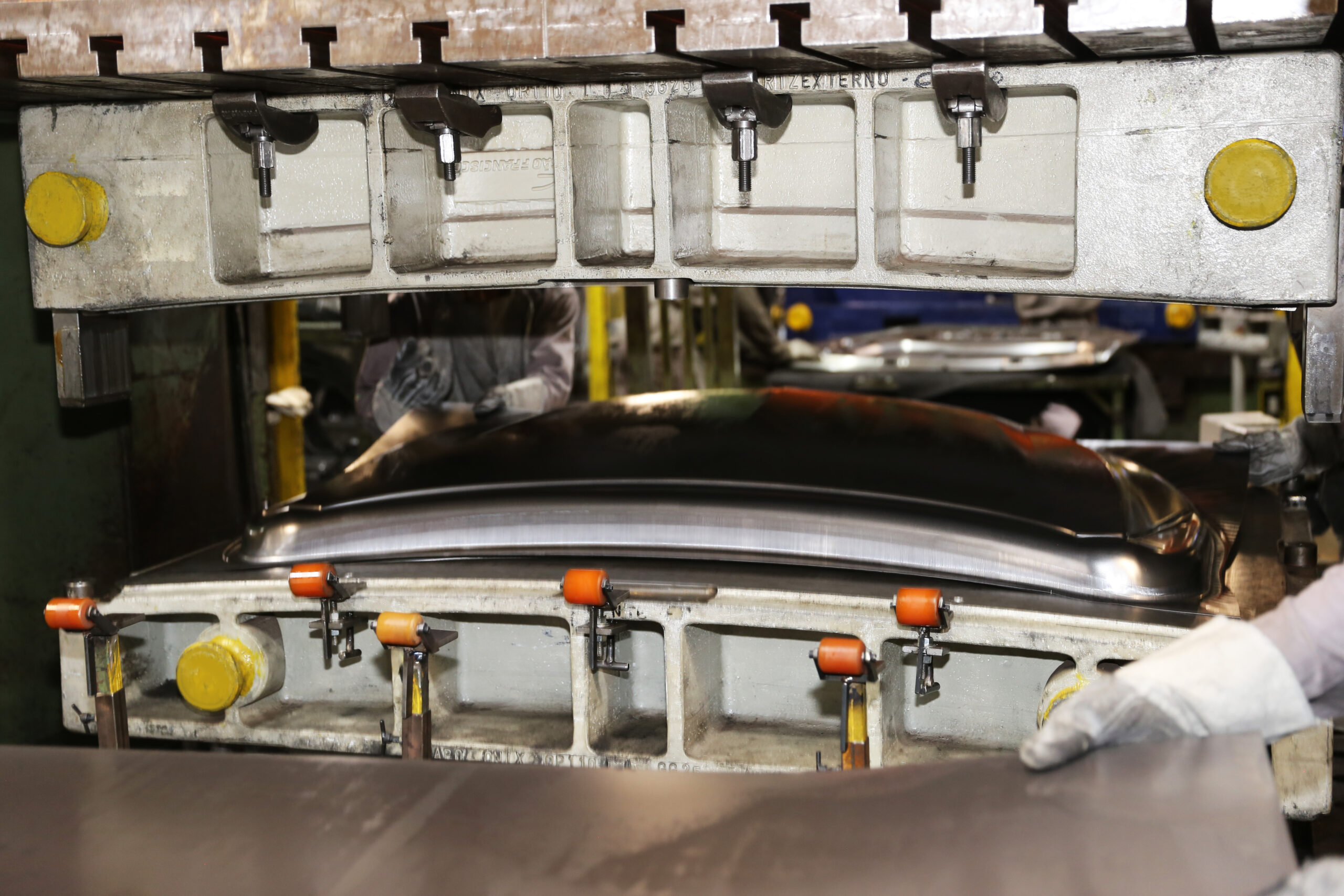 Descubra como são produzidas as latarias Centauro Auto Parts, referência nacional em qualidade, segurança e tecnologia automotiva.