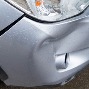 Descubra por que dirigir com a lataria amassada vai além da estética e representa riscos à segurança e legalidade do veículo.