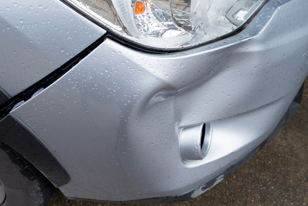 Descubra por que dirigir com a lataria amassada vai além da estética e representa riscos à segurança e legalidade do veículo.