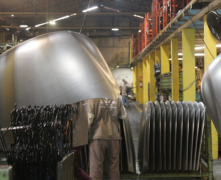Conheça como são produzidas as latarias Centauro Auto Parts: tecnologia 3D, estamparia pesada, soldas MAG e muito mais!