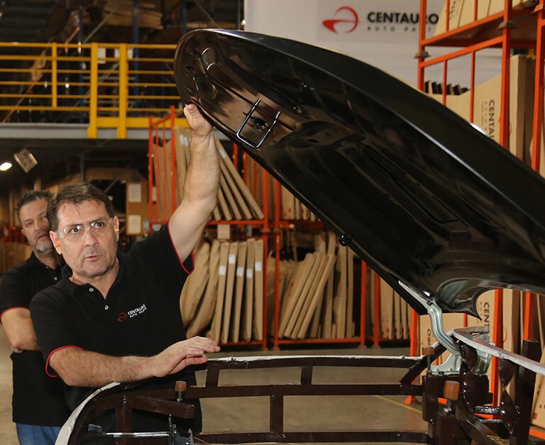 Entenda por que o capô automotivo exige qualidade, compatibilidade e bom acabamento para elevar o padrão dos reparos automotivos.
