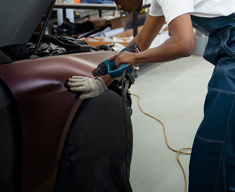 Saiba como funciona uma oficina de restauração de carros e o potencial de valorização desse segmento automotivo especializado.