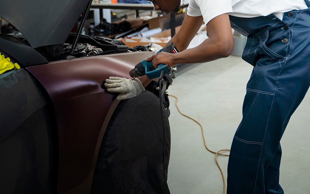 Saiba como funciona uma oficina de restauração de carros e o potencial de valorização desse segmento automotivo especializado.